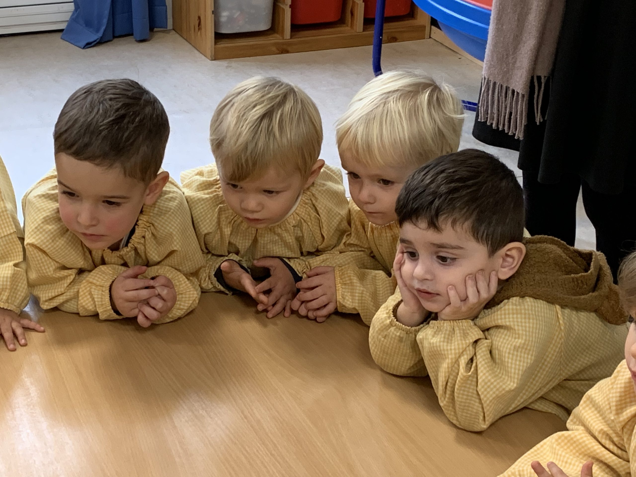 Eleves maternelle tabliers jaunes Agnes School